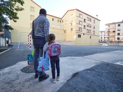 Padre e hija frente a las puertas del colegio público Víctor Pradera en el primer día del curso escolar 2020-2021 en Pamplona, ayer.