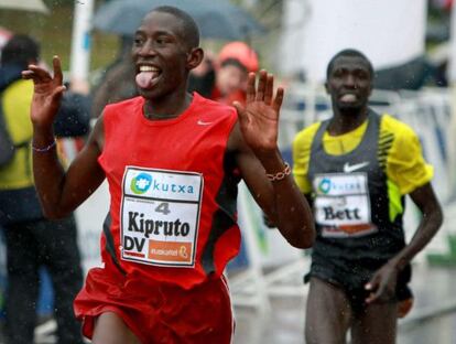 Brimin Kiprop Kipruto se proclama vencedor por delante de su compatriota, Emmanuel Bett en Elgoibar.