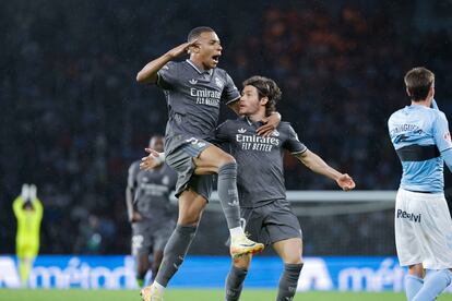 Mbappé celebra su gol al Celta con Fran García.