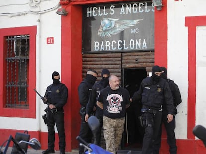 Los Mossos sacan a un detenido del local de los Ángeles del Infierno, este martes.