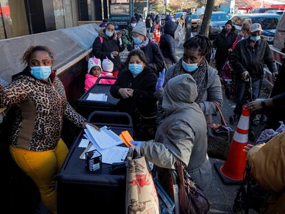 Cola para recibir cajas de comida gratuitas en Nueva York, en diciembre 2020.