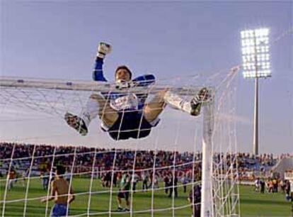 El portero del Tenerife, Julio Iglesias, celebra el ascenso colgado del larguero.