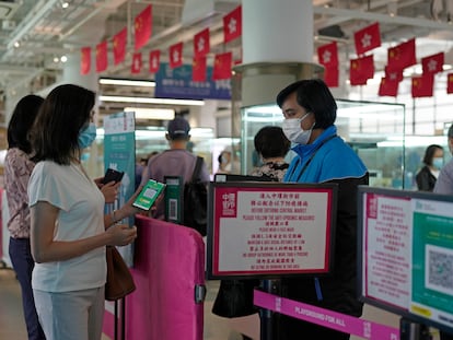Una mujer escanea este martes un código QR para el seguimiento de contactos con infectados de covid en un centro comercial de Hong Kong.