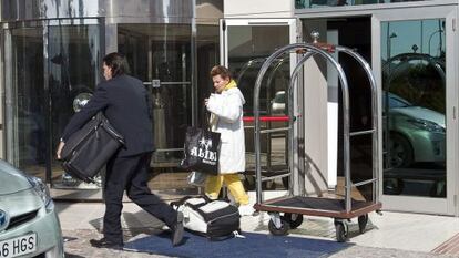 Una turista abandona el hotel de Calp donde se ha detectado el brote de legionela.