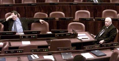 4 de marzo de 2002. Ariel Sharon (d), primer ministro israelí, junto al ministro de Defensa, Benjamín Ben Eliezer (i), durante una sesión especial del Parlamento, en Jerusalén.