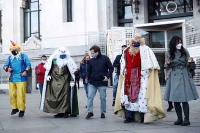 
El alcalde de Madrid, José Luis Martínez-Almeida, y la vicealcaldesa, Begoña Villacís, recibieron este lunes a las puertas del Ayuntamiento a la comitiva formada por los taxis que  acompañarán a los Reyes Magos durante su paso por Madrid. 