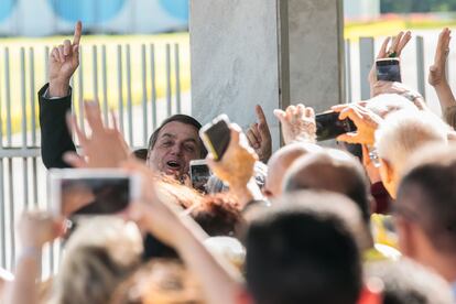 O Presidente Jair Bolsonaro fala à Imprensa e populares na saida do Palácio da Alvorada