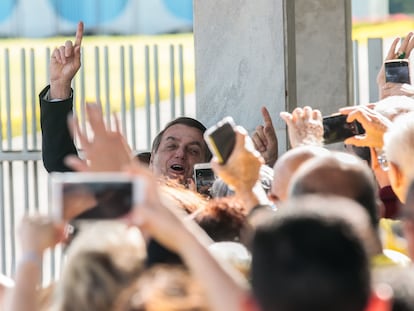 O Presidente Jair Bolsonaro fala  à Imprensa e  populares na saida do Palácio da Alvorada