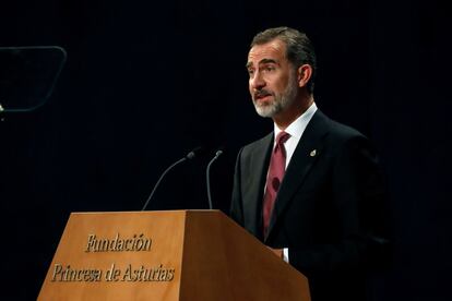 El rey Felipe se dirige a los asistentes durante la ceremonia de entrega de los Premios Princesa de Asturias.