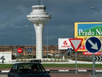 Réplica de la torre de control del aeropuerto de Barajas, en una glorieta de Brunete.