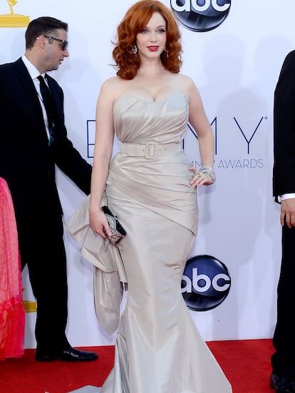 Christina Hendricks, despampanante como siempre, con un vestido largo de Christian Siriano.