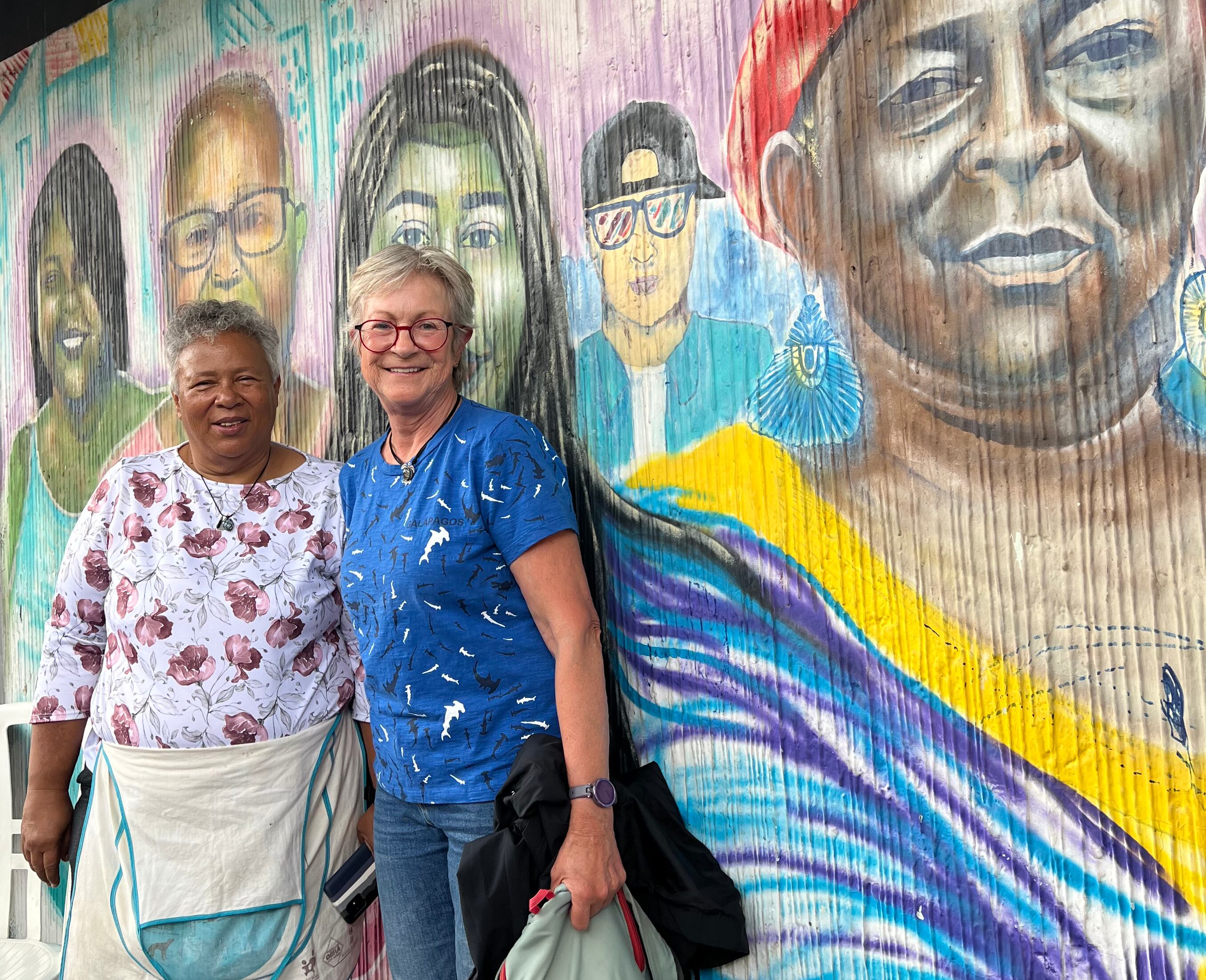 Sania Jelic con Mery del Socorro Naranjo, de la Asociación de Mujeres para la Independencia en la Comuna 13, en Medellín (Colombia).