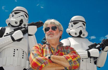 <b>George Lucas, ejerciendo de padrino en el Toyota Grand Prix, en 2007. Se dejó el uniforme de Darth Vader en casa, pero se trajo un par de soldados imperiales de escolta. </b>