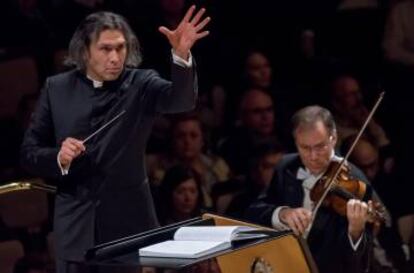 El director Vladímir Yúrovski (de pie) dirigiendo a la London Philharmonic, el jueves en el Auditorio Nacional.