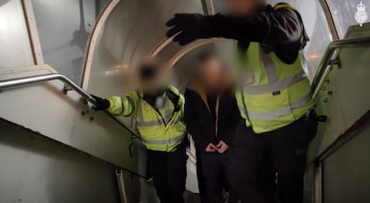 Fotograma de un vdeo que ha publicado el home office del Reino Unido con la deportacin de migrantes en un avin.