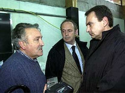 Suso López y Benigno Rodríguez, patrón mayor y alcalde de Baiona, hablan con Zapatero.