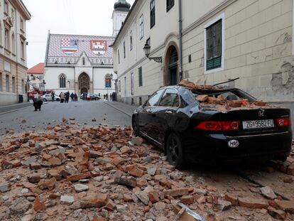 Un coche con ladrillos del derrumbe tras los seísmos, este domingo, en Zagreb.