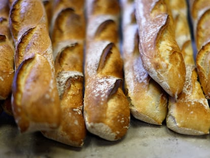 Un puñado de baguettes de la panadería Armand de Niza, Francia, recién salidas del horno el 28 de noviembre de 2022.