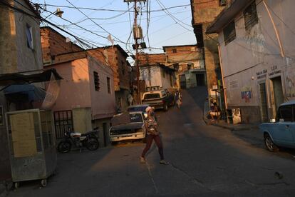 La misma situación de precariedad se repite en América Latina. Según ONU-Hábitat, 113,4 millones de personas en la región viven en asentamientos informales. Con estos datos, se puede afirmar que una de cada cuatro personas que viven en el área urbana habitan dentro de estos espacios. El de la imagen es el barrio de Catia, en Caracas (Venezuela).