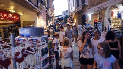 Calle comercial llena de turistas en Alcudia (Mallorca).