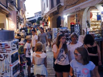Calle comercial llena de turistas en Alcudia (Mallorca). 