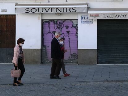 Tienda de Souvenirs cerrada en el centro de Sevilla, la semana pasada.