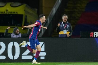 Lewandowski celebra uno de tres goles ante el Valencia