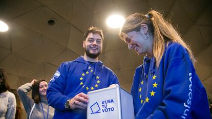 Dos de los participantes del encuentro organizado por el Parlamento Europeo para impulsar el voto en las elecciones europeas de 2024, este jueves en La Cabrera (Madrid).