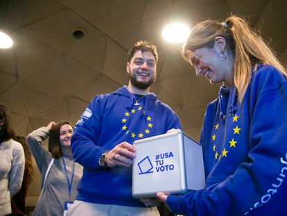 Dos de los participantes del encuentro organizado por el Parlamento Europeo para impulsar el voto en las elecciones europeas de 2024, este jueves en La Cabrera (Madrid).