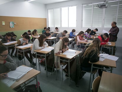 Pruebas de competencias básicas de alumnos de 4º de ESO en un instituto de Barcelona, en una imagen de archivo.