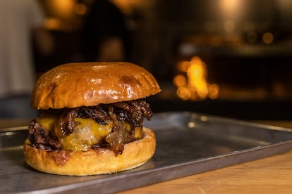 La Juancho’s Juancheeseburger ya está lista para comer. Todas las hamburguesas vienen con patatas fritas y una salsa a elegir incluida en el precio (14,50 euros).