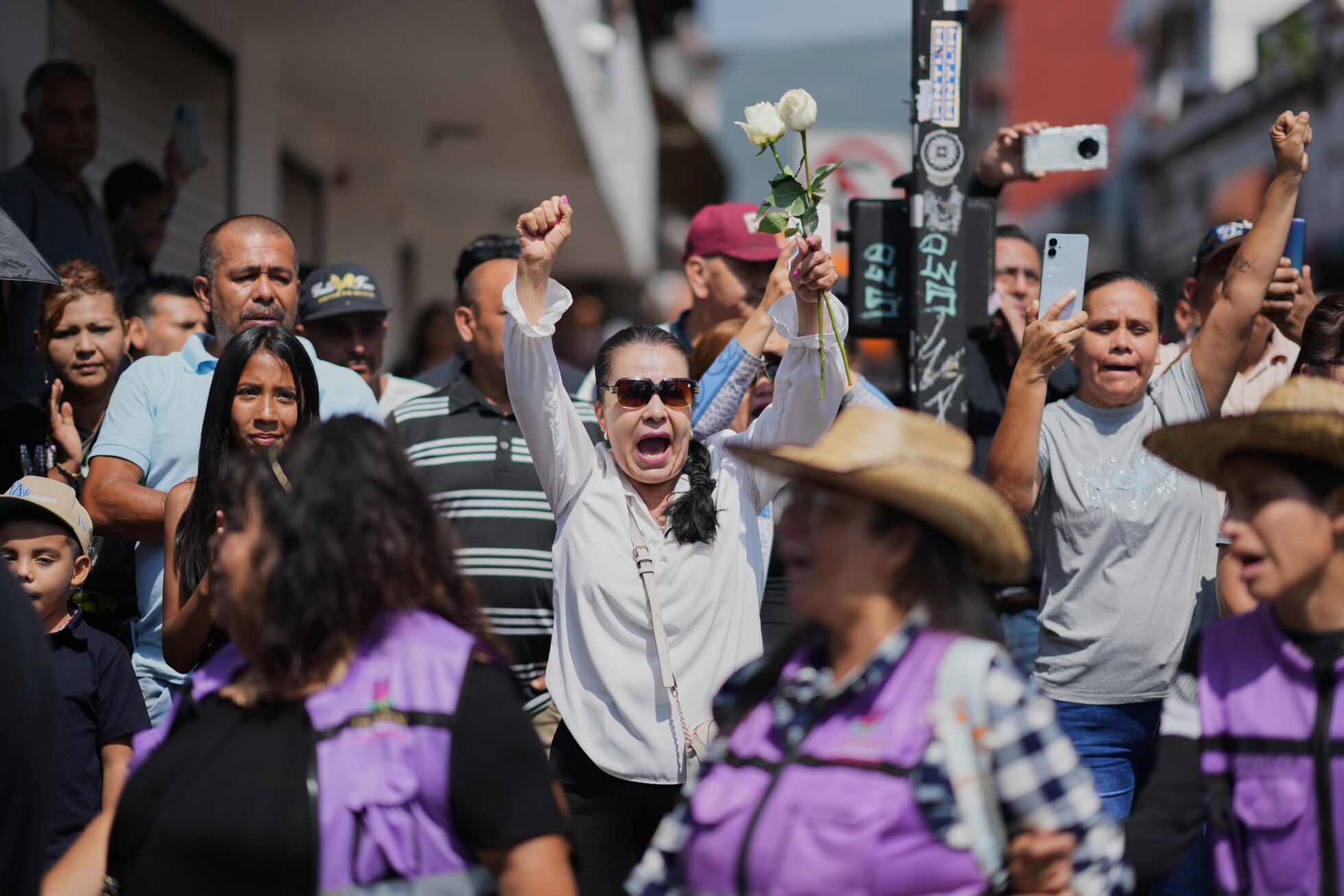 Michoacán exige justicia por el asesinato de Carlos Manzo, en imágenes ...