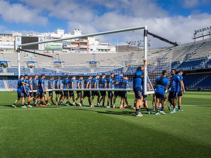 La plantilla del CD Tenerife transporta una portería durante el entrenamiento del 16 de junio en el Heliodoro Rodríguez López.