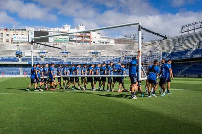 La plantilla del CD Tenerife transporta una portería durante el entrenamiento del 16 de junio en el Heliodoro Rodríguez López.