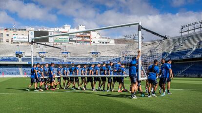 La plantilla del CD Tenerife transporta una portería durante el entrenamiento del 16 de junio en el Heliodoro Rodríguez López.