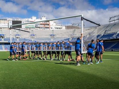 La plantilla del CD Tenerife transporta una portería durante el entrenamiento del 16 de junio en el Heliodoro Rodríguez López.