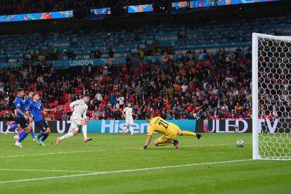 Álvaro Morata anota el gol del empate. Jugadón del delantero de España, que arrancó con fuerza, hizo la pared con Dani Olmo, se plantó en el área y marcó con una gran frialdad. 