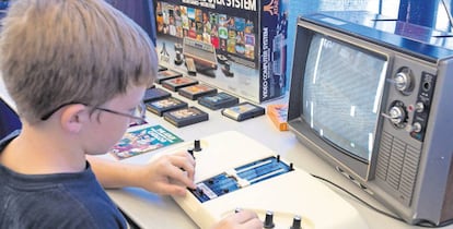 Un niño juega a una versión de Pong en el Salón de la Fama del Videojuego, en Iwoa (Estados Unidos).