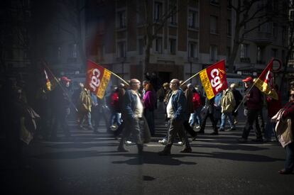 Manifestación por la protección de los derechos de los jubilados en París, Francia.