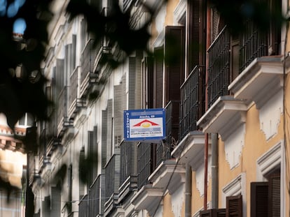 Cartel de venta en un edificio en Madrid, el 27 de octubre de 2021.