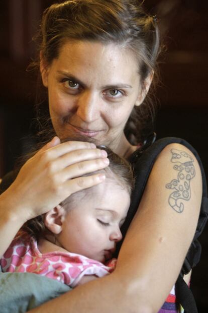 Lucía Cedrón, directora de cine argentina, y su hija Índigo.