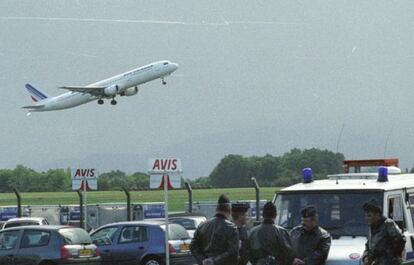 Un avión despega del aeropuerto de Biarritz.
