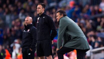 Luis Enrique observa el duelo entre el Barça y el Sevilla.