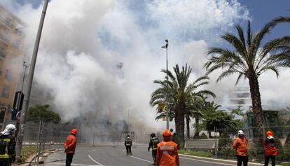 Una de las &quot;mascletades&quot; de Fogueres desde la plaza de Los Luceros.