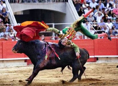 José Tomás, volteado por el tercer toro de la tarde.