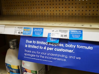 Un cartel avisa del límite de compra por cliente de envases de leche infantil, este miércoles en una tienda de Salt Lake City.