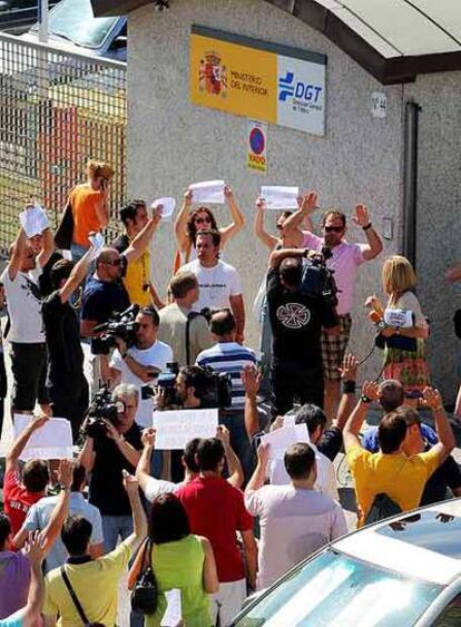 Aspirantes a profesores de autoescuela, ante la sede de la DGT.