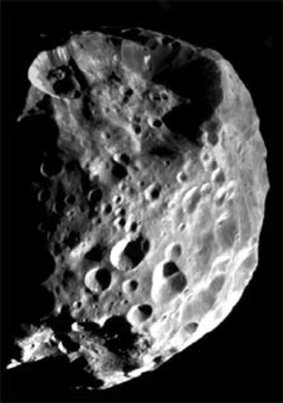 La luna Febe, observada de cerca por <i>Cassini </i>hace dos semanas.