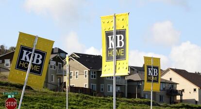 Carteles de promoción en una urbanización de Petaluma, California.