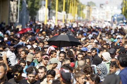 Refugiados abandonan la ciudad de Budapest en Hungría.